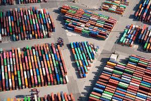 Containerumschlag im Hamburger Hafen. (Archivbild)