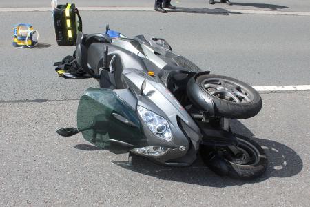 Ein 36-jähriger Motorrollerfahrer stürzte bei einem Unfall in Vorhalle und musste anschließend ins Krankenhaus. Der Unfallverursacher ist flüchtig.