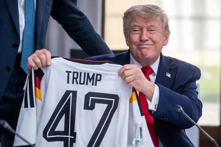 Trump zeigt sein Geschenk zum 80. Geburtstag. 