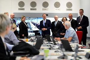Im neuen Gemeinsamen Zentrum zur Abwehr hybrider Bedrohungen tauschen sich die verschiedenen Behörden anlassbezogen zu neuen Trends und konkreten Angriffen aus. 