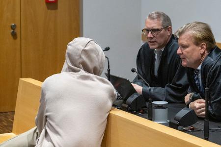 Wegen eines Mordes an einer Mutter mit drei Kindern ist ein 30 Jahre alter Mann, hier mit seinen beiden Verteidigern, zu einer lebenslangen Gefängnisstrafe verurteilt worden. 