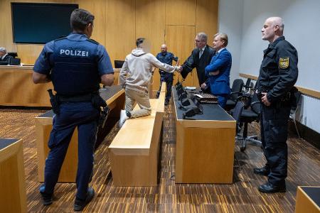 Nach dem Urteil verabschiedete sich der Angeklagte von seinen Anwälten.
