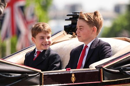 Der britische Prinz George - hier neben seinem kleinen Bruder Louis - soll aufs Elite-Internat Eton gehen. (Archivbild)