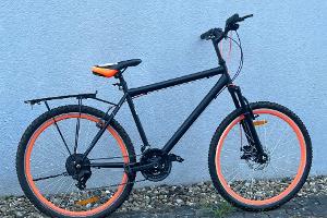 schwarz-orangenes Fahrrad