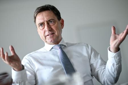 Der Chef des Kassen-Spitzenverbands, Oliver Blatt, sieht den Bund und die Pharma-Branche am Zug. (Archivbild)