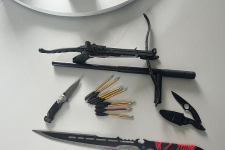 Auch Messer, Schlagstöcke, eine Machete und eine Pistolen-Armbrust wurden bei dem heutigen Einsatz der Polizei sichergestellt.
Foto: Polizei Osnabrück