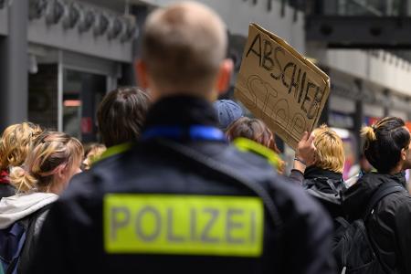 Mit einer Mahnwache protestierten Menschen am Flughafen Leipzig/Halle gegen den Abschiebeflug.