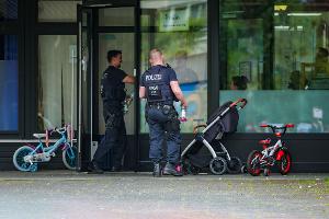 Die Polizei schoss an einem Kindergarten auf einen Mann mit einem Messer.