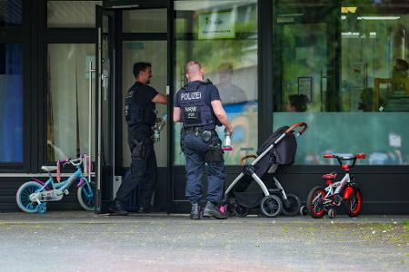 Die Polizei schoss an einem Kindergarten auf einen Mann mit einem Messer.