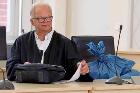 Der Verteidiger brachte für eine Analyse Kleidungsstücke in blauen Säcken mit. 