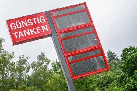 Der Tankrabatt kam zu großen Teilen bei den Verbrauchern an, sagt die Monopolkommission. (Archivbild)