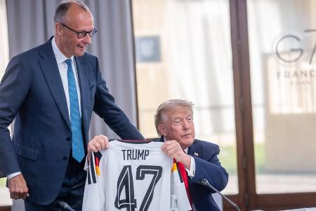 Friedrich Merz schenkt Trump Deutschlandtrikot mit Rückennummer 47