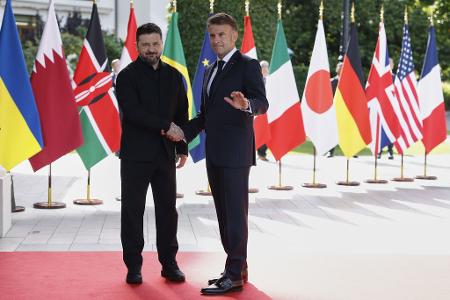 Der französische Präsident Emmanuel Macron (r) empfängt Wolodymyr Selenskyj, Präsident der Ukraine, im Hotel Royal anlässlich des G7-Gipfels.