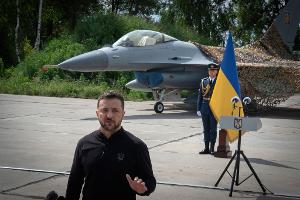 Die Ukraine hat zwar aus den USA F-16-Bomber - wie auf dem Bild zu sehen - erhalten, nutzt aber weiterhin auch sowjetische Kampfbomber wie die Su-24 zur Abwehr russischer Attacken. (Symbolbild/Archiv)