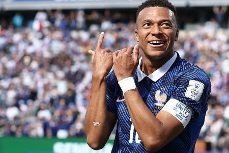 Versprechen eingelöst: Doppelpacker Mbappé spielt die Flöte
