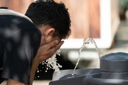 Mehr trinken als sonst ist Experten zufolge besonders während längerer Hitzewellen wichtig, da sonst Dehydration droht. 