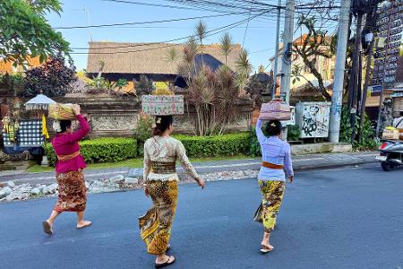 Sarongs und bunte Körbe gehören auf Bali zu 