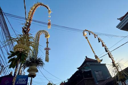 Die festlich geschmückten Penjor symbolisieren Wohlstand und Dankbarkeit.