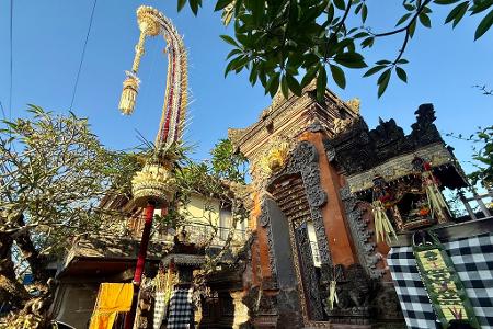 Die meterhohen, geschwungenen Penjor gehören auf Bali zum 