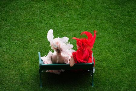 Rennbesucherinnen sitzen auf einer Bank am ersten Tag des Royal Ascot auf der Pferderennbahn von Ascot.