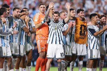 Rekordmann Messi bescheiden: 