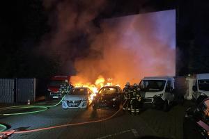 Einsatzkräfte löschen mehrere brennende PKW