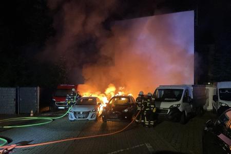 Einsatzkräfte löschen mehrere brennende PKW