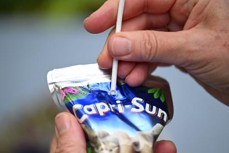 Capri-Sun kämpft seit zwei Jahren um eine Rückkehr zu Plastikstrohhalmen – Kunden hätten sich etwa über den Papiergeschmack beim Trinken beschwert, sagt das Unternehmen. (Symbolbild)