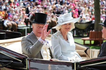 Royal Ascot 2025: Charles und Camilla eröffnen Rennwoche mit Parade