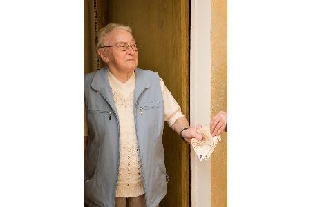 Symbolbild Senior an Wohnungstür