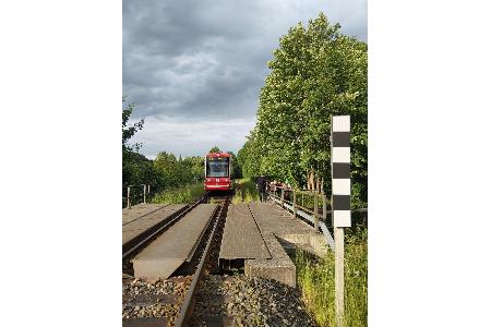 Bahnbrücke auf welcher die Kinder festgestellt wurden