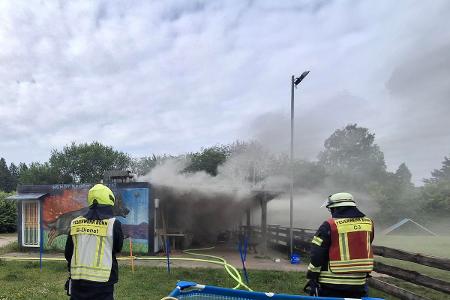Dichter Rauch dringt aus Vereinsheim