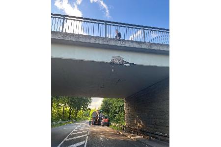 Die Brücke wurde beschädigt, bleibt aber tragfähig.