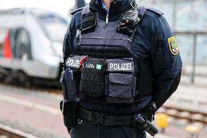 Eine Zugbegleiterin ist von einem Fahrgast angegriffen und im Gesicht verletzt worden. (Archivbild)