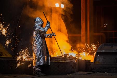 In der energieintensiven Stahlindustrien läuft bei manchen Unternehmen der Umbau der Produktion