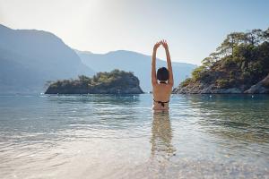 Reiseapotheke für die Sommerferien: Das gehört wirklich hinein