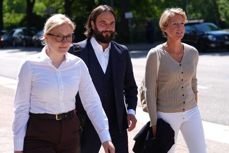Christina Block und ihre Verteidiger in einer Prozesspause.