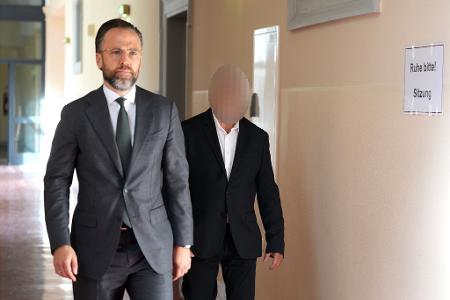 Der Zeuge David Barkay kam in Begleitung seines Anwalts.