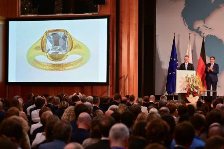 Ein wertvoller Ring, geraubt im Zweiten Weltkrieg, kehrte nach Polen zurück.