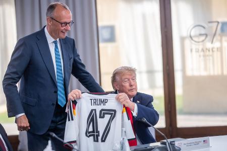 So richtig happy ist Trump mit seinem Geschenk offensichtlich nicht.