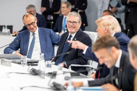 Die USA - mit Präsident Trump am Tisch - arbeiteten wieder mehr miteinander. 