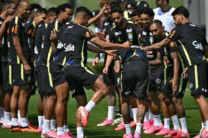 Spalier für Neymar: Superstar mit dem Team auf dem Platz