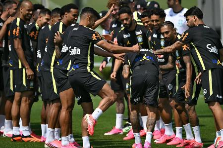 Spalier für Neymar: Superstar mit dem Team auf dem Platz