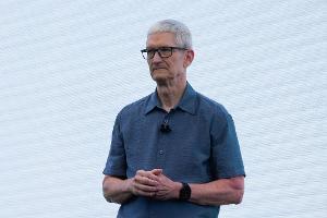 Apple-Chef Tim Cook zufolge kann der iPhone-Konzern Kunden nicht mehr wie bisher Kunden von Preiserhöhungen bei Bauteilen abschirmen. (Archivbild)