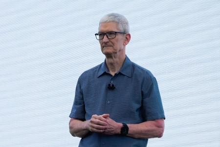 Apple-Chef Tim Cook zufolge kann der iPhone-Konzern Kunden nicht mehr wie bisher Kunden von Preiserhöhungen bei Bauteilen abschirmen. (Archivbild)