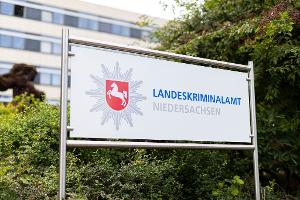 Das Landeskriminalamt Niedersachsen fahndet weiter nach einem verurteilten Mörder. (Archivbild) 