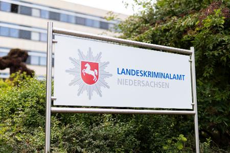 Das Landeskriminalamt Niedersachsen fahndet weiter nach einem verurteilten Mörder. (Archivbild) 