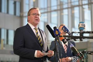 Die Marine verlegt derzeit zwei Schiffe in Richtung der Straße von Hormus - das gab Verteidigungsminister Pistorius bei einem Treffen mit seinen Nato-Kollegen in Brüssel bekannt. 