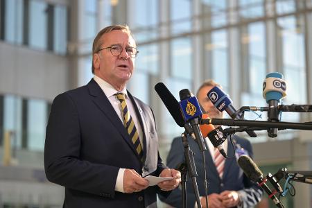 Die Marine verlegt derzeit zwei Schiffe in Richtung der Straße von Hormus - das gab Verteidigungsminister Pistorius bei einem Treffen mit seinen Nato-Kollegen in Brüssel bekannt. 