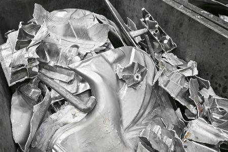 Aluminium aus Autoteilen soll künftig öfter wiederverwendet werden. (Symbolbild)